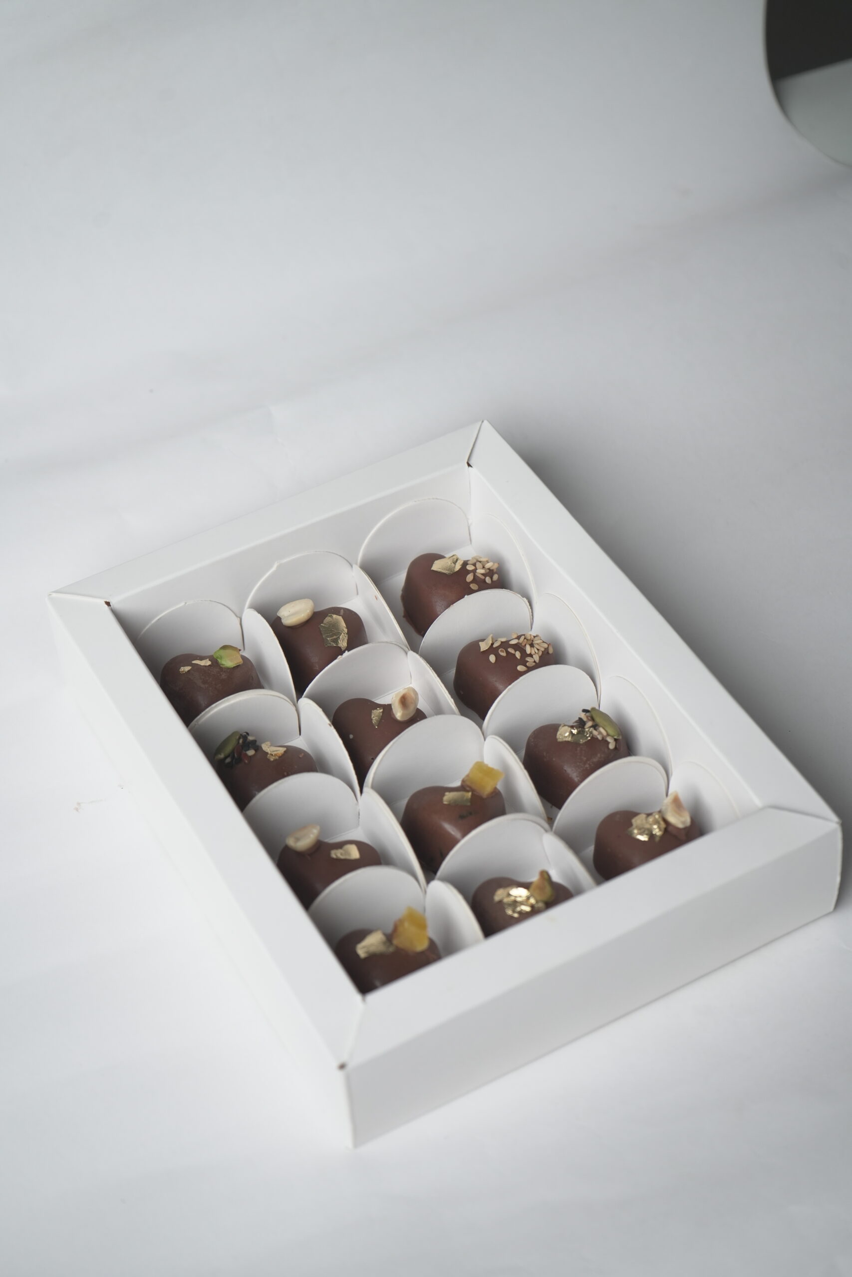 ASSORTED PRALINE MILK CHOCOLATE BOX - Image 2